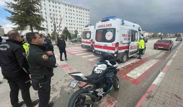 Karaman'da motosiklet otomobile çarptı: 1 yaralı