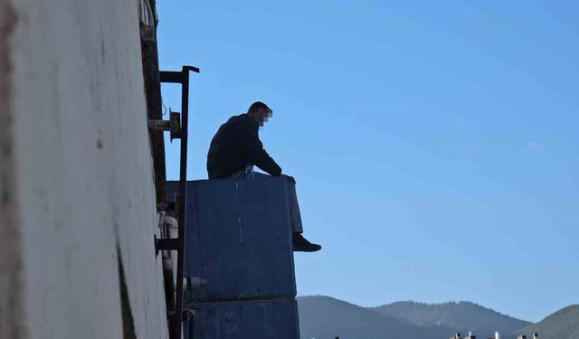 Kavalı alınan sokak sanatçısı çatıya çıktı