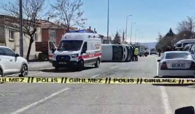 Kayseri'de otomobille çarpışan öğrenci servisi yan yattı