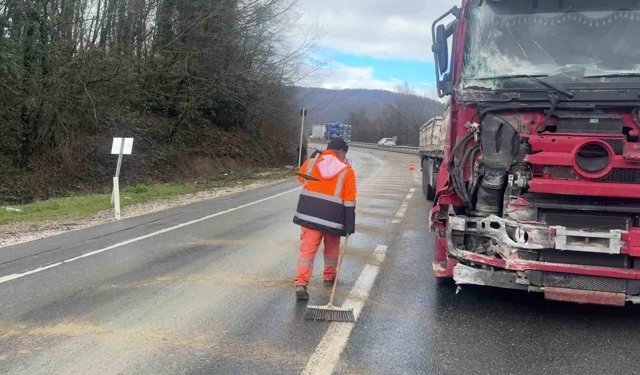 Makaslayan tır kara yolunu kapattı