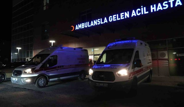 Niğde'de kontrolden çıkan otomobil elektrik direğine çarptı: 1 ölü, 1 yaralı