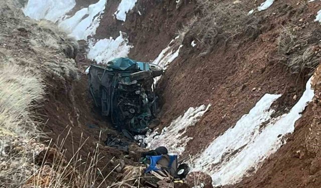 Niğde'de otomobil şarampole yuvarlandı: 2 ölü, 2 yaralı