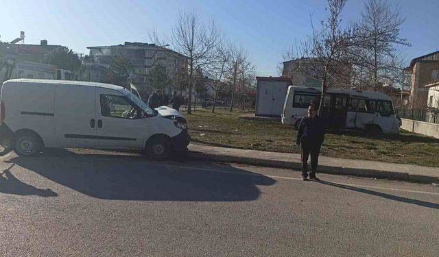 Öğrenci servisi ile hafif ticari araç çarpıştı: 2 yaralı