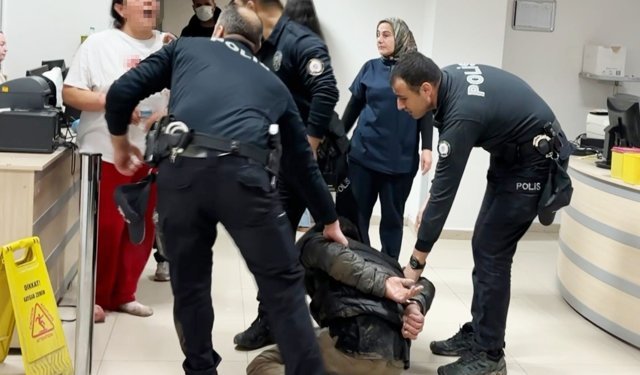 Oğul annesinin sevgilisini bıçakladı, anne ise polis memurunu tokatladı