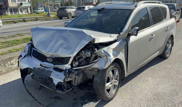 Otomobil hafif ticari araca çarptı: 4 yaralı