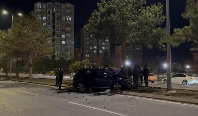 Otomobil refüjdeki ağaca çarptı: 1 yaralı