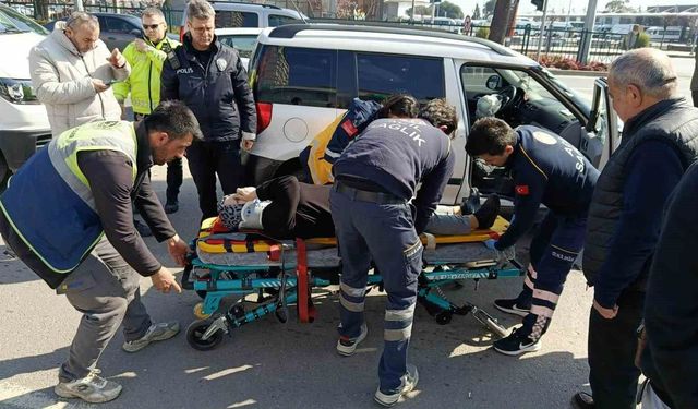 Refüje çarpan otomobil yan yattı: 1 yaralı