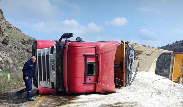 Sincan'da tır kazası: Zir Vadisi yolu trafiğe kapandı