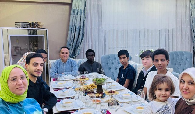 TOGÜ Rektörü Yılmaz, Öğrencileri Evinde İftarda Ağırladı
