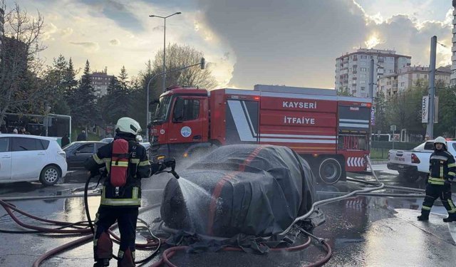 Alev alan elektrikli otomobil yangın battaniyesiyle söndürüldü
