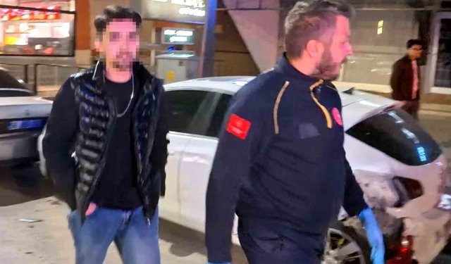 Alkollü halde direksiyona geçti, 3 araca birden çarptı