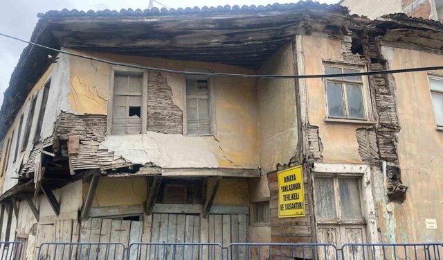 Bafra'da çökme riski taşıyan yapılar için belediyenin daha ciddi önlemler alması istendi