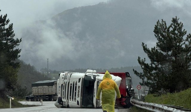 Bolu'da kömür yüklü tır, kayganlaşan yolda devrildi