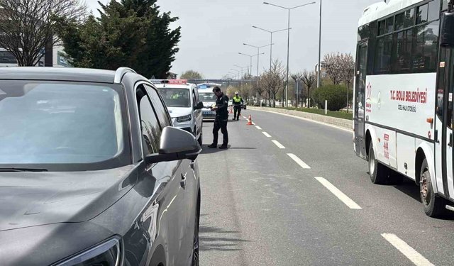 D-100'de karşıya geçmek isterken cipin çarptığı yaşlı adam ağır yaralandı