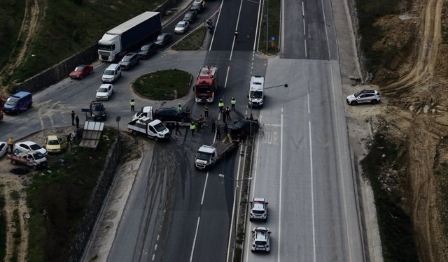 Kavşakta feci kaza: Araçlarda sıkışan sürücüleri itfaiye kurtardı
