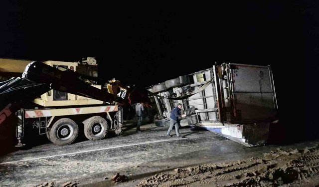 Kayan tır devrildi, Ankara-Tokat karayolu saatlerce ulaşıma kapandı