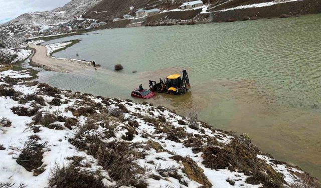 Konya'da göle dönen yayla yolunda araçta mahsur kalan aile kurtarıldı