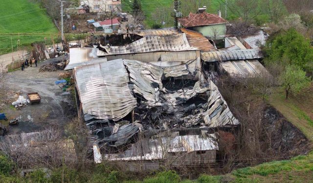 Muz deposundaki yangının zararı gün ağarınca ortaya çıktı