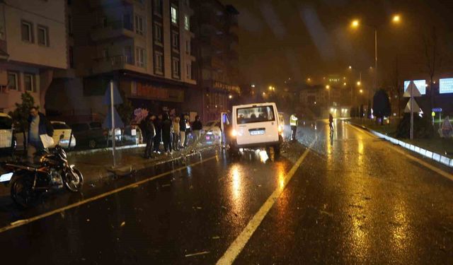 Nevşehir'de kontrolden çıkan minibüs refüje çarpıp karşı şeride geçti: 1 yaralı