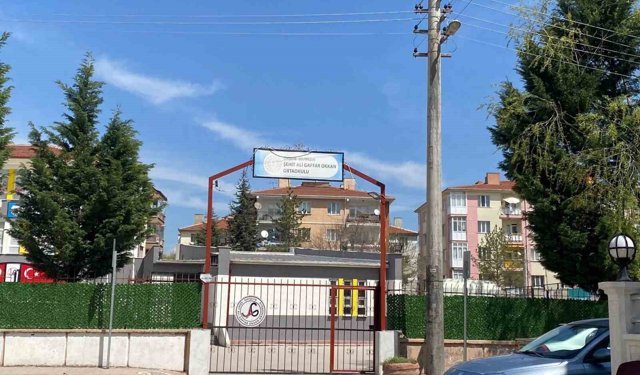 Okul çevresindeki 'şüpheli' ekipleri harekete geçirdi