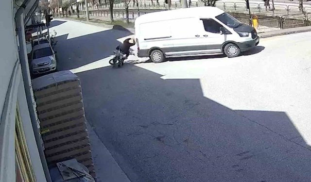 Panelvan araca çarpan motosiklet sürücüsü yaralandı