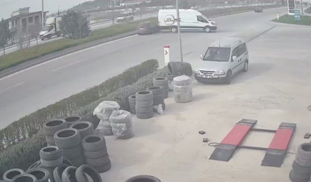 Sürücüsüz minibüs yola çıktı, seyir halindeki araçların arasına daldı