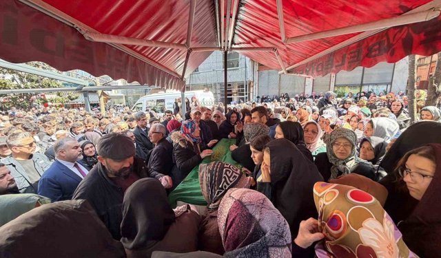 Taciz mağduru genç kız son yolculuğuna gözyaşları ile uğurlandı