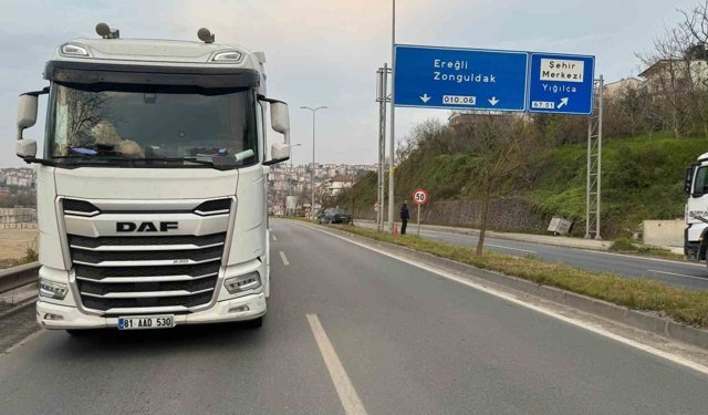 Tırın kör noktasına giren otomobil refüje çıktı