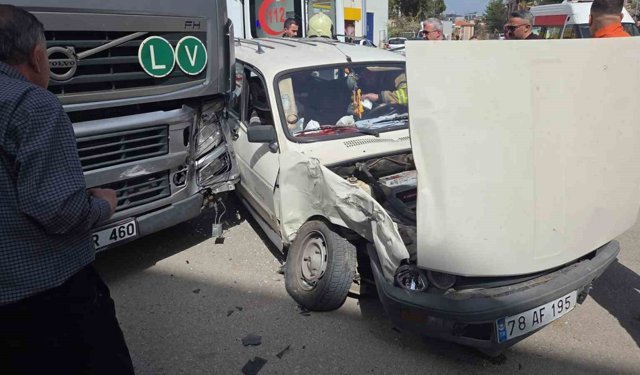 Tırla çarpışan otomobildeki 1 kişi ağır yaralandı