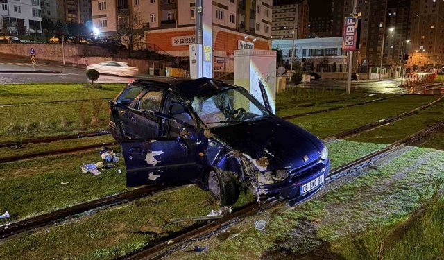 Tramvay yoluna giren otomobil direğe çarparak durabildi: 1 yaralı