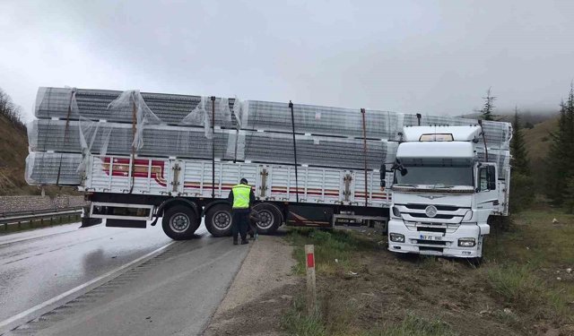 Yağış nedeniyle kayan tır yoldan çıktı