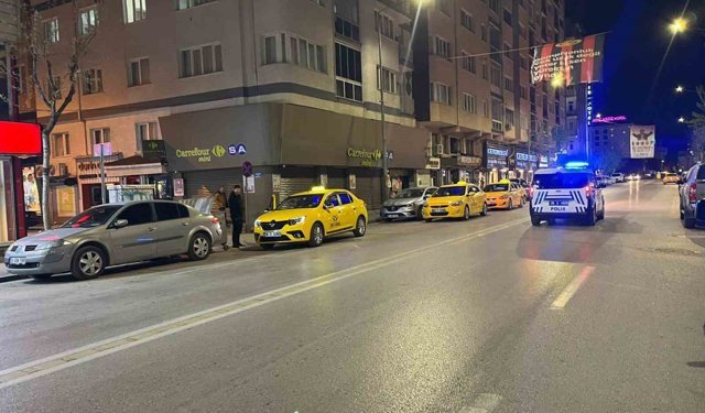 'Yan bakma' kavgasında bıçaklanan 1 kişi ağrı yaralandı