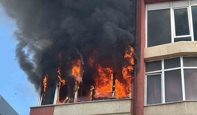 Aksaray'da korkutan yangın, daire alev alev yandı