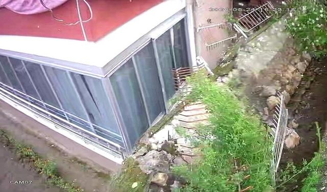 Amasya'da duvarın yıkılma anı kamerada: Gürültüyü duyanlar deprem sanmıştı