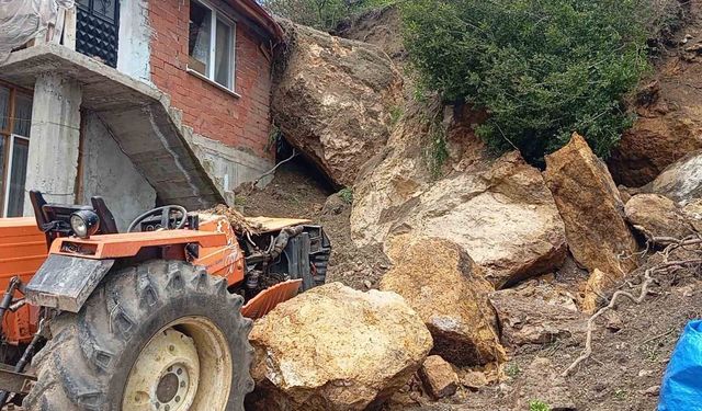 Amasya'da kaya parçaları ev ve traktörün üstüne düştü