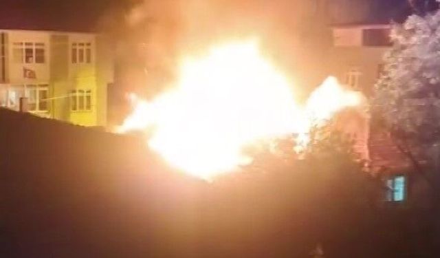 Amasya'da tek katlı evde çıkan yangında alevler geceyi aydınlattı