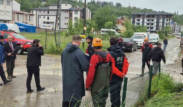 Bartın'da 5 yol, 15 ev ve iş yerinde su baskını yaşandı, mahsur kalan 32 kişi kurtarıldı