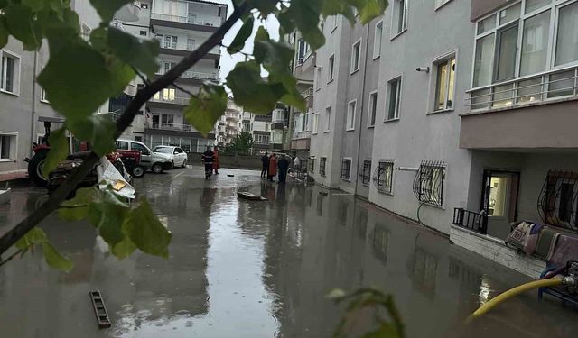 Çankırı'da yollar göle döndü, ev ve iş yerlerini su bastı