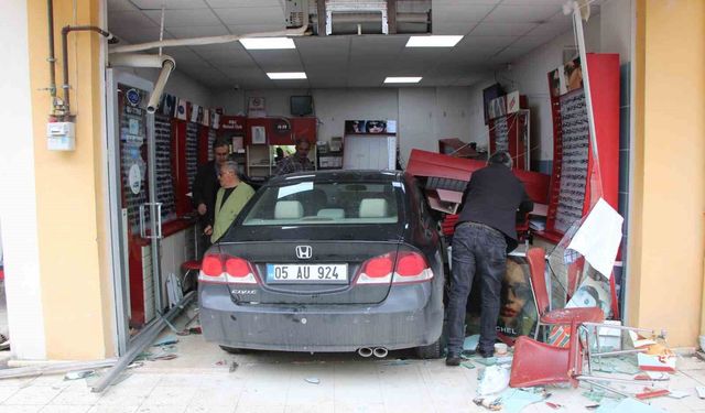 Çay içmeye geldiler, fren yerine gaza basınca gözlükçüye daldılar
