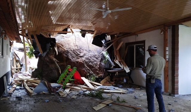 Çorum'da düşen kayalar ev ve iş yerinde hasar oluşturdu