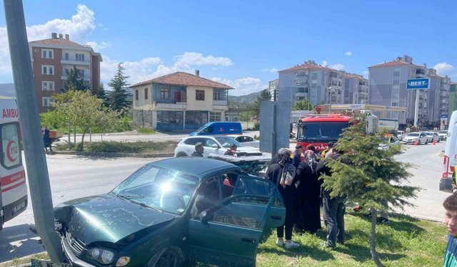 Çorum'da otomobil ile cip çarpıştı: 2 yaralı