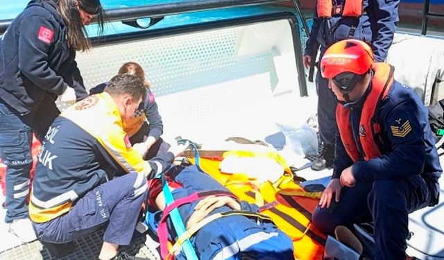 Gemide yaralanan personelih yardımına sahil güvenlik yetişti