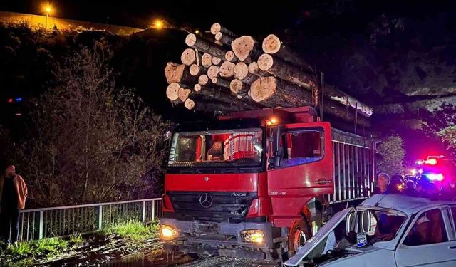 Gümüşhane'de köprü girişinde iki araç kafa kafaya çarpıştı: 2'si ağır 3 yaralı