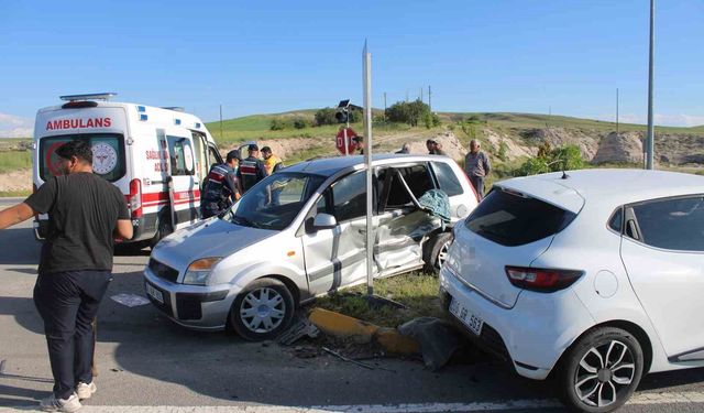 Kayseri'de otomobiller çarpıştı: 1'i ağır 6 yaralı