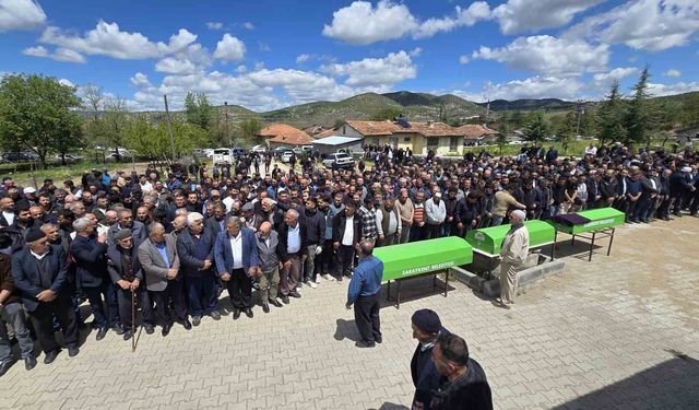 Kazada hayatını kaybeden 2 öğrenci ve servis sürücüsü defnedildi