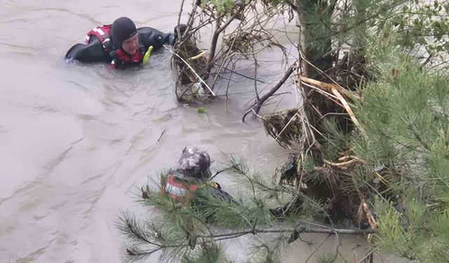 Kelkit Çayı'na atlayan kızı arama çalışmaları 6'ncı gününde de devam ediyor