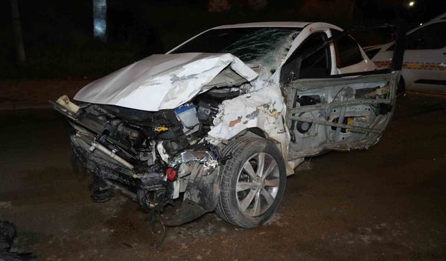 Kontrolden çıkan otomobil, park halindeki çekiciye çarptı: 1 ölü, 1 yaralı