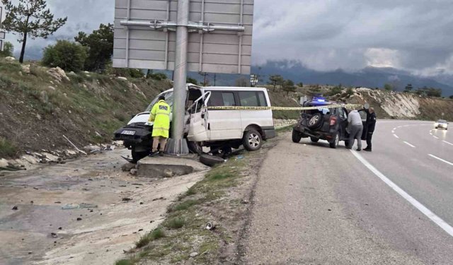 Minibüs önce otomobile sonra tabelaya çarptı: 1 ölü