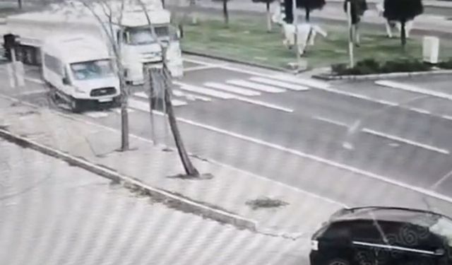 Nevşehir'de tırın öğrenci servisleriyle tehlikeli manevrası kamerada
