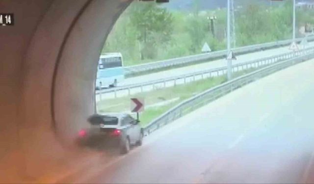 Otomobil tünel çıkışında bariyerlere çarptı: Kaza anı kamerada